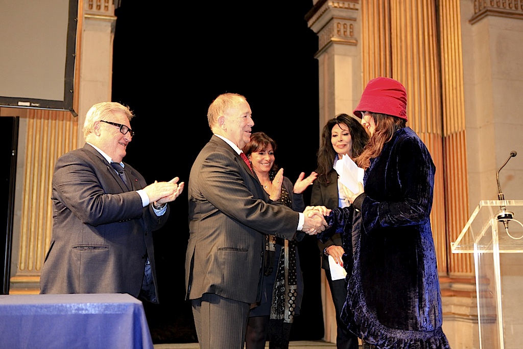 Madame Isabelle ADJANI, lauréate du prix de la laïcité 2010 - © Henri Garat/Mairie de Paris
